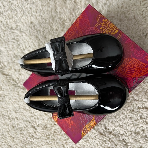 Girls Size 6 Rachel Shoes With Black Patent Leather Bow NIB - Picture 1 of 8